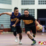 Elite Friars Dominic Sablan sprints down the court while being tailed by GW Geckos Lance Gogue. (Photo by Michael Blas)
