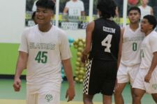 The Islanders walk off all smiles as they pull away late in the 4th quarter. (photo by Robert Balajadia)