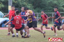The GW Geckos and Okkodo Bulldogs battled in the rainy Saturday morning. (photo by Robert Balajadia)