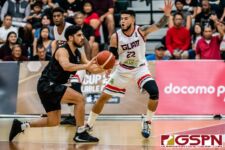 New Zealand's Shea Ili dishes the ball out early in the first quarter as Guam's Daren Hechanova marks up. New Zealand defeated Guam 113-94 in the FIBA Asia Cup 2021 Qualifiers match. (Photo by Michael Blas)