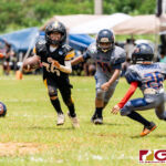 Steelers Pierce Castro breaks off two Bronco defenders and runs upfield for a first down. (Photo by Michael Blas)